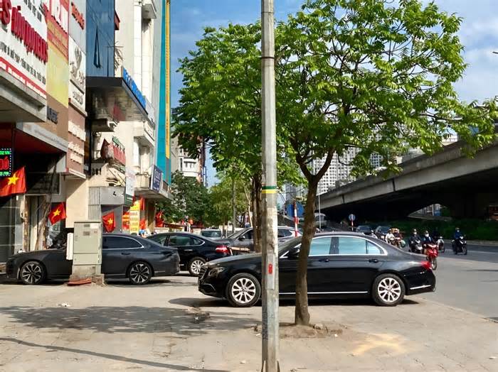 Hà Nội: Muôn kiểu lấn chiếm lòng đường, vỉa hè trên đường Nguyễn Xiển