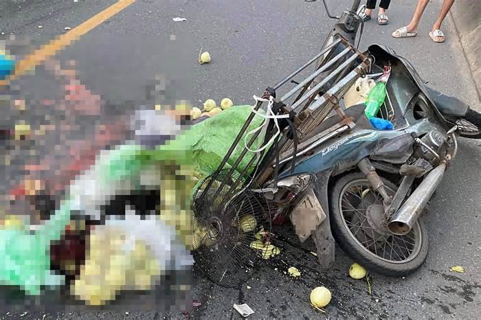 Va chạm với ô tô tải ở Hà Nội, người phụ nữ chở ổi tử vong tại chỗ