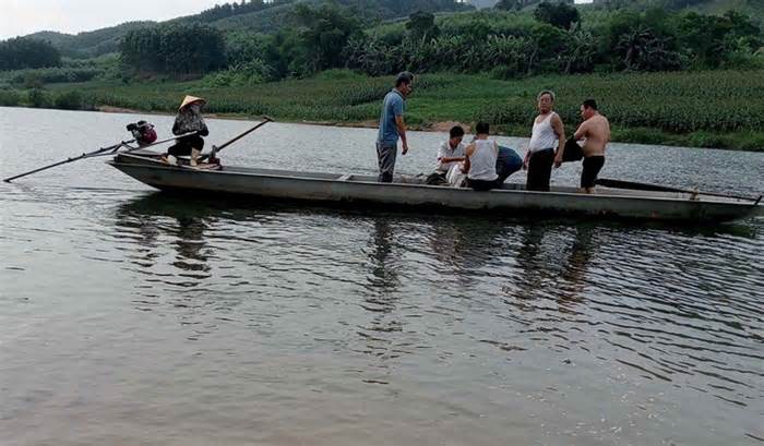 Nhóm nữ sinh ra sông Gianh tắm, 2 em bị đuối nước