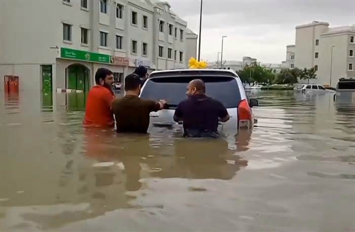 Thành phố sa mạc Dubai ngập lụt, 18 người chết ở Oman do mưa lớn