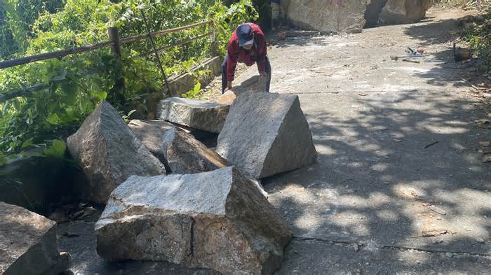 Khẩn trương phá đá, dọn đường vụ sạt lở núi Ba Thê ở An Giang