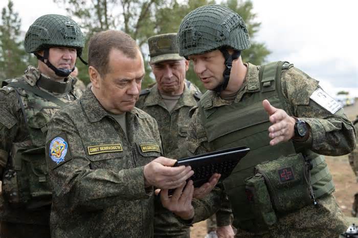 Ông Medvedev tuyên bố xử luôn chứ không bắt tù binh NATO