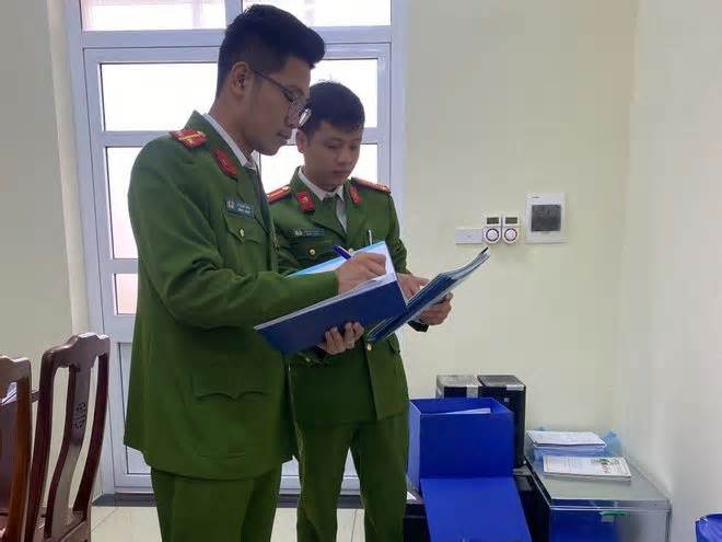 Trung tâm đăng kiểm thứ 16 của Hà Nội bị công an 'sờ gáy'