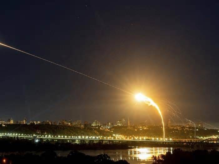Tin thế giới 4/8: Cảng Novorossiysk, Crimea đồng loạt bị tấn công; tàu ngầm hạt nhân Mỹ tới quốc gia này