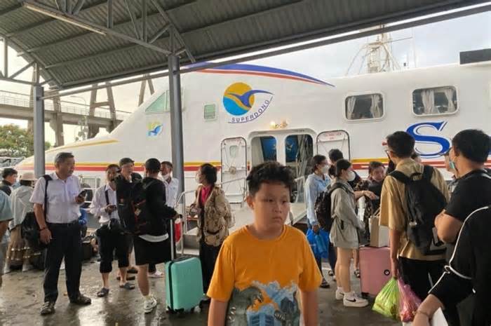 Tàu đi Phú Quốc, Nam Du tạm ngừng hoạt động, hàng trăm khách 'chôn chân' tại bến