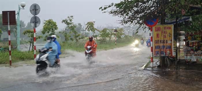 Cụm CN Cẩm Lệ: Bùn đất tràn xuống khu dân cư sau mưa lớn