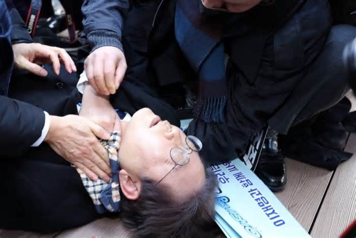 Lãnh đạo phe đối lập Hàn Quốc bị đâm vào cổ tại Busan