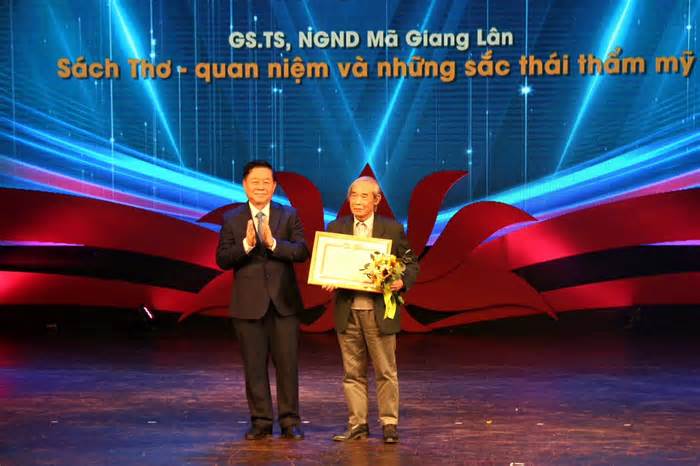 Sách bàn về thơ của giáo sư Mã Giang Lân nhận giải A