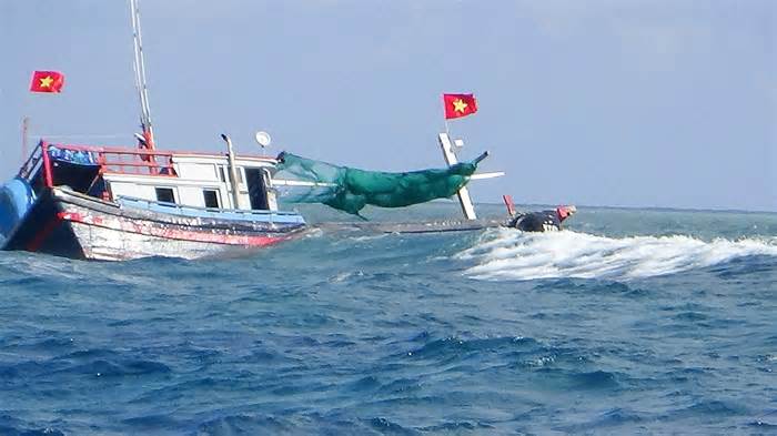 Cán bộ, chiến sĩ đảo Đá Lát hỗ trợ nhu yếu phẩm cho ngư dân tàu cá gặp nạn