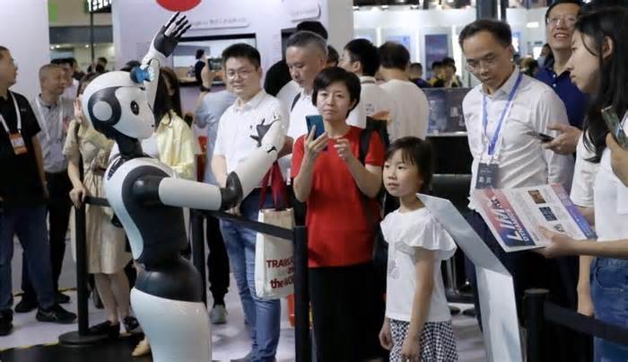 Du khách tròn mắt xem robot khoe tài tại Hội nghị AI Thế giới