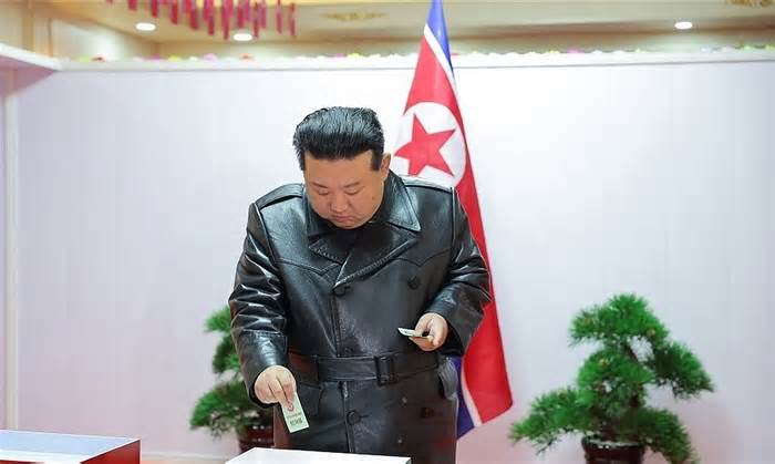 Ông Kim Jong-un đi bỏ phiếu bầu quan chức địa phương