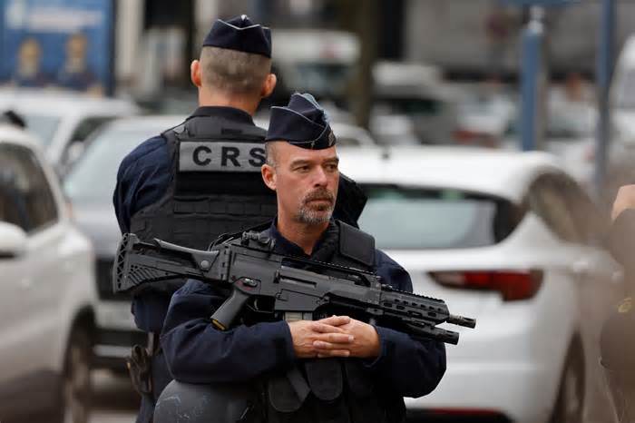 Pháp báo động an ninh cao nhất sau vụ đâm dao trường học