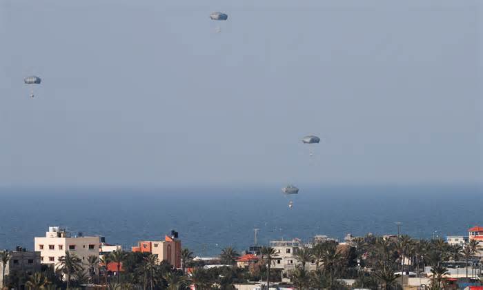 Máy bay thả viện trợ làm chết 5 người ở Gaza