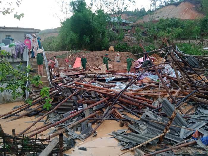 Dông lốc, mưa đá gây thiệt hại hơn 250 ngôi nhà ở Điện Biên