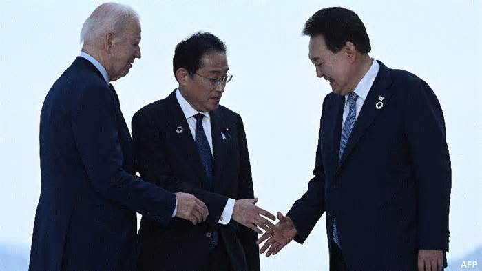 Điểm tin thế giới sáng 14/8: Ngoại trưởng Trung Quốc thăm Campuchia, Romania 'chủ xị' tập trận của NATO, RAA Australia-Nhật Bản có hiệu lực