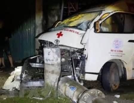 Quảng Bình: Xe cứu thương mất lái đâm gẫy cột điện, 3 người bị thương