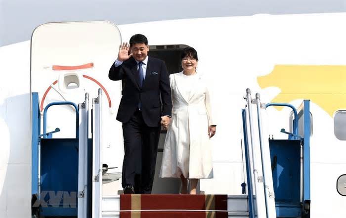 Tổng thống Mông Cổ tới Việt Nam