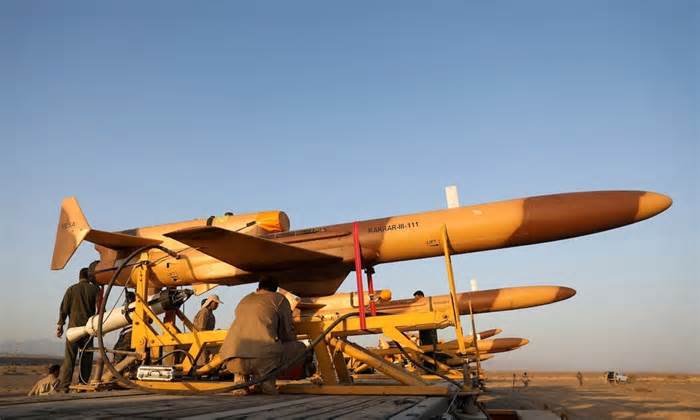 Iran ra mắt UAV trang bị tên lửa đối không