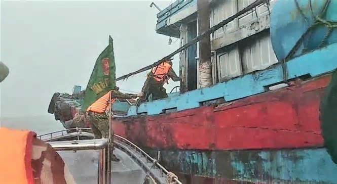 Bà Rịa-Vũng Tàu: Bắt quả tang bốn tàu cá đánh bắt hải sản sai quy định