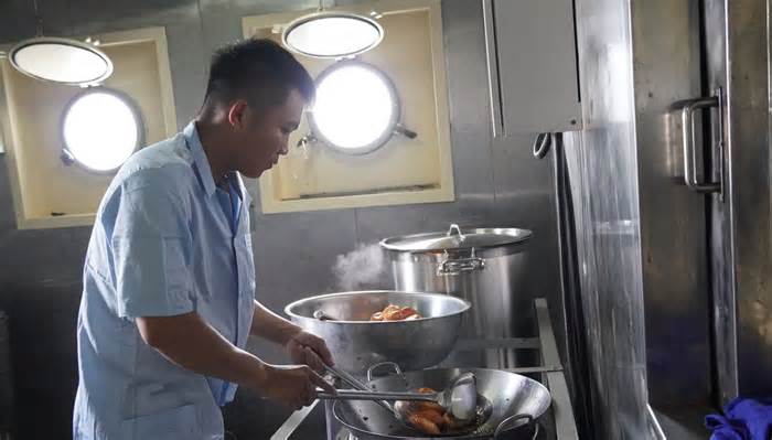 Những người giữ lửa giữa sóng Trường Sa