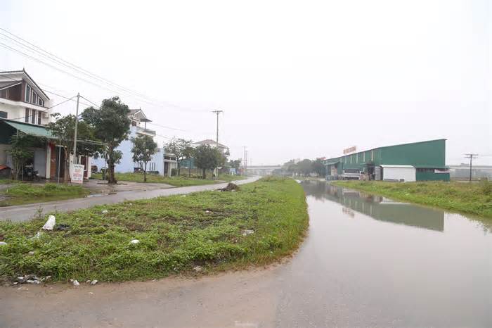 Tuyến đường dang dở hơn một thập kỷ ở TP Vinh, mưa là ngập cả tuần
