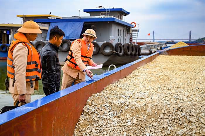 Cục CSGT phối hợp Công an Hà Nội điều tra 12 tàu hàng trên sông Hồng
