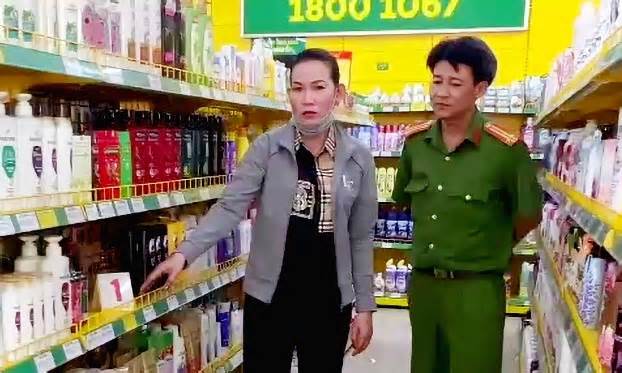 An Giang: Camera ghi cảnh 'nữ quái' vào 3 cửa hàng Bách Hoá Xanh trộm cắp