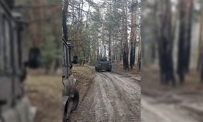 Lính Ukraine lắp pháo phòng không Liên Xô lên thiết giáp Mỹ