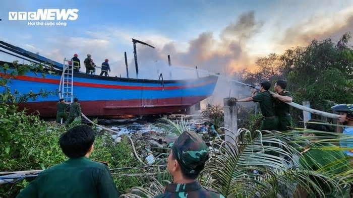 Cháy xưởng sửa chữa tàu ở Bình Thuận, 11 tàu cá bị thiêu rụi