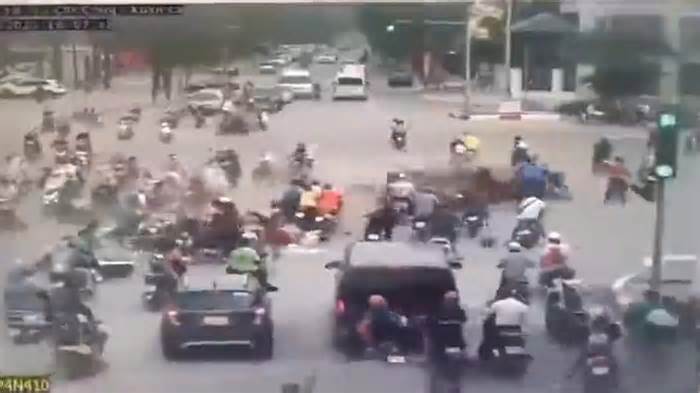 Camera ghi toàn cảnh vụ 'xe điên' đâm liên hoàn 17 xe máy ở Hà Nội