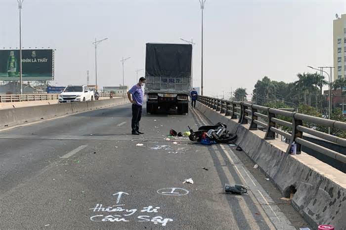 Xe tải đụng xe máy trên cầu vượt Amata, hai người chết, quốc lộ 1 ùn ứ