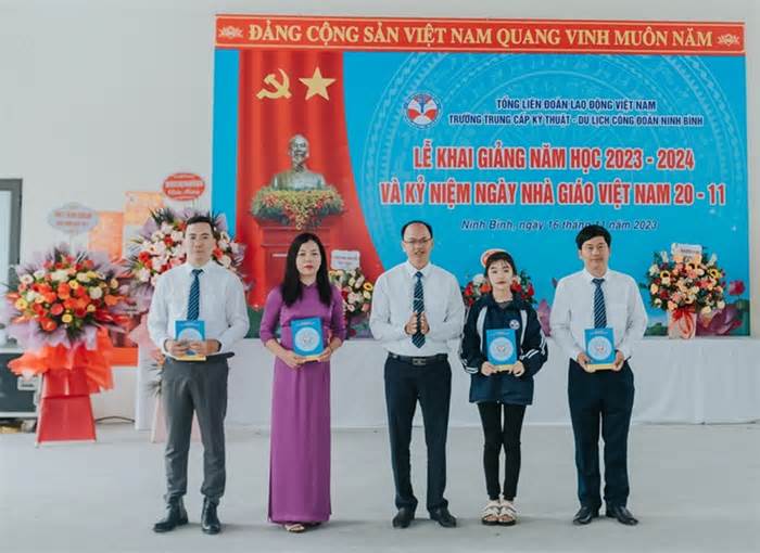 Trường Trung cấp Kỹ thuật - Du lịch CĐ Ninh Bình khai giảng năm học mới