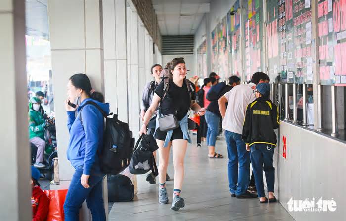 Bến xe Miền Tây nhộn nhịp người về quê đón Tết, dự báo đông nhất trong 4 năm qua