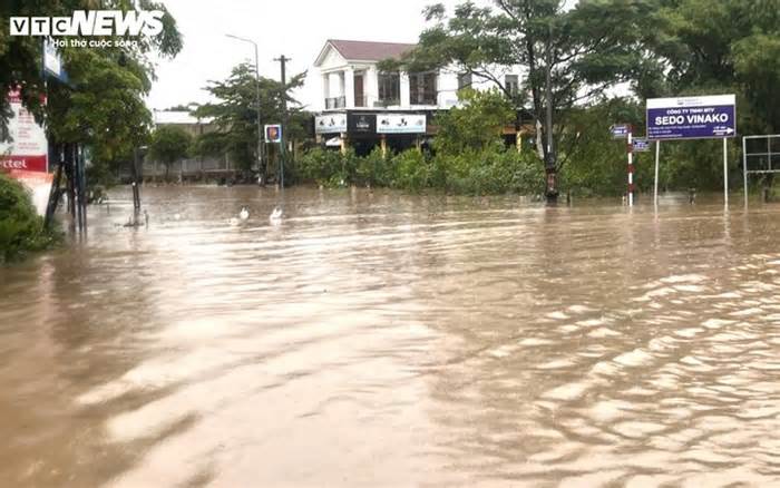 Cận cảnh Quốc lộ 14H ở Quảng Nam chìm trong biển nước do mưa lớn