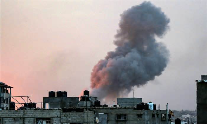 Israel tập kích loạt mục tiêu ở Dải Gaza