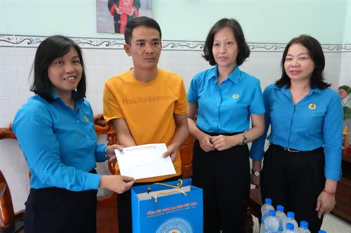 Thăm hỏi, động viên công nhân bị tai nạn lao động