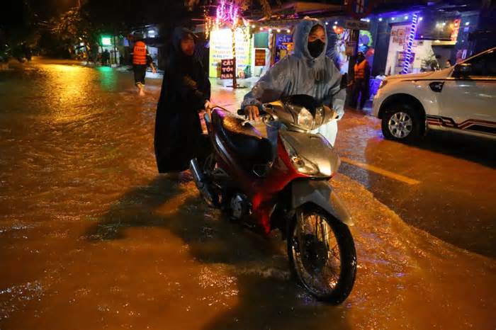 Giữa khuya, dân vùng trũng ở Đà Nẵng phải kéo nhau chạy lụt