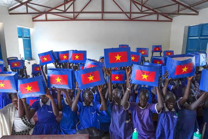 Bộ đội Việt Nam tặng sách vở cho học sinh giỏi châu Phi