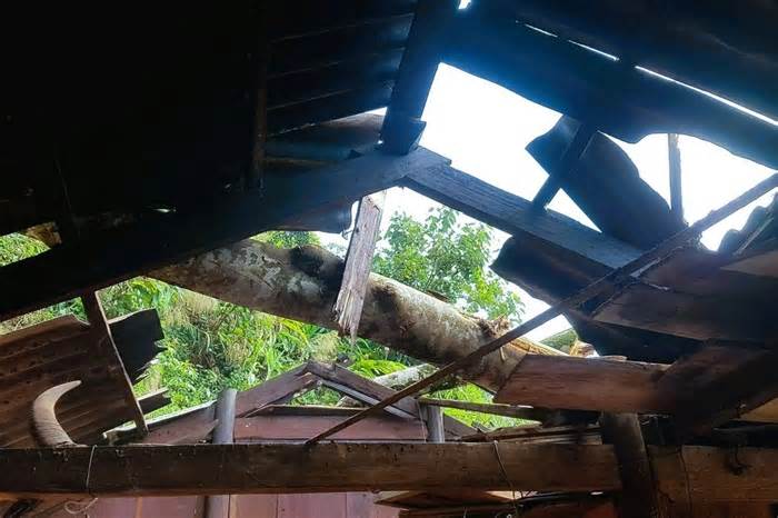 Gió lốc kèm mưa đá gây thiệt hại lớn tại một xã ở Nghệ An