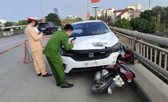 Ô tô đâm xe máy, hai nạn nhân bị văng xuống cầu vượt