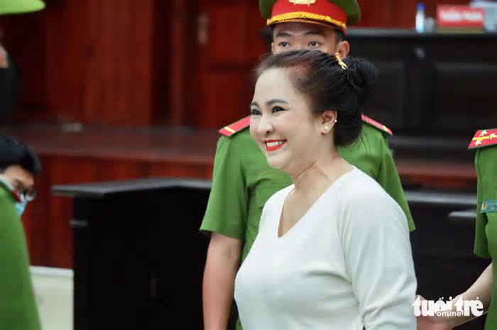 Bà Nguyễn Phương Hằng tươi cười, ôm lấy nhân viên tại tòa
