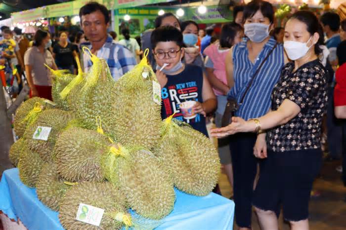 Du khách thích thú ăn chôm chôm miễn phí tại lễ hội trái cây Long Khánh