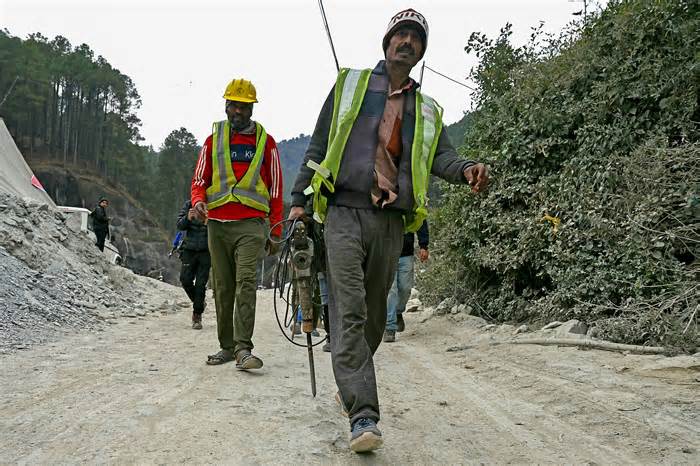 Lính Ấn Độ đào 'hang chuột' để cứu 41 công nhân kẹt trong hầm