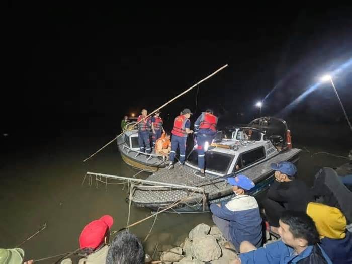 Tìm thấy thi thể 2 học sinh trượt chân ngã xuống sông ở Nam Định