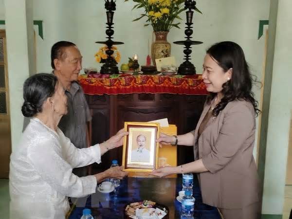 Phó Chủ tịch nước thăm mẹ Việt Nam Anh hùng tại tỉnh Bến Tre