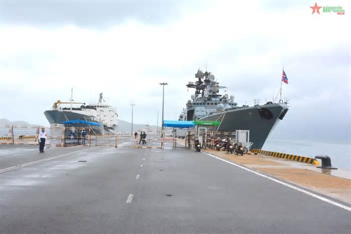 Khu trục hạm Nga cập cảng Cam Ranh