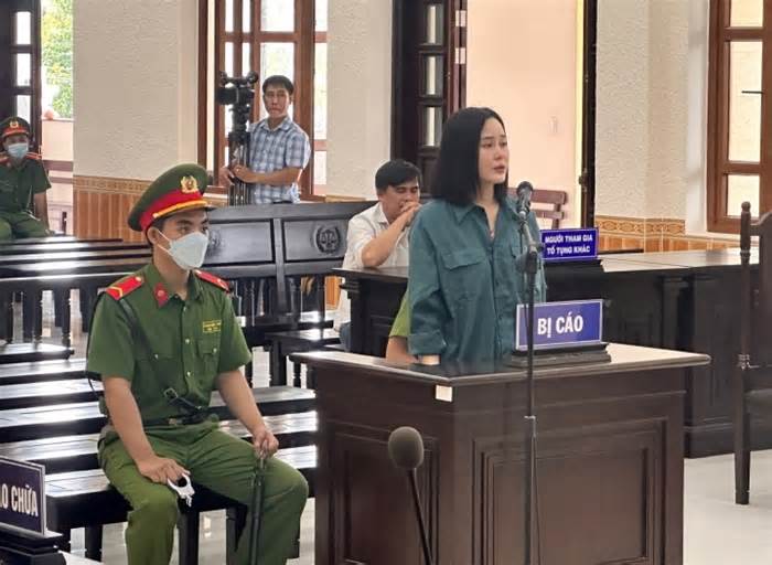 'Hotgirl' Tina Dương bật khóc nức nở khi tòa tuyên án 11 năm tù giam