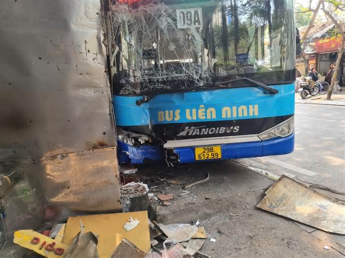 Xe buýt mất lái, đâm vào quán ăn khiến 3 người bị thương