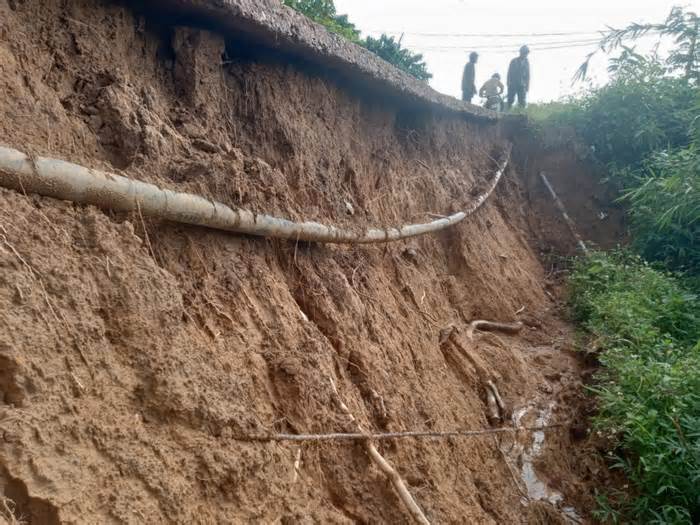 Mưa lớn gây sạt lở đường giao thông nông thôn ở Đắk Nông