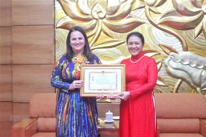 Trao Kỷ niệm chương tặng Trưởng đại diện UN Women tại Việt Nam